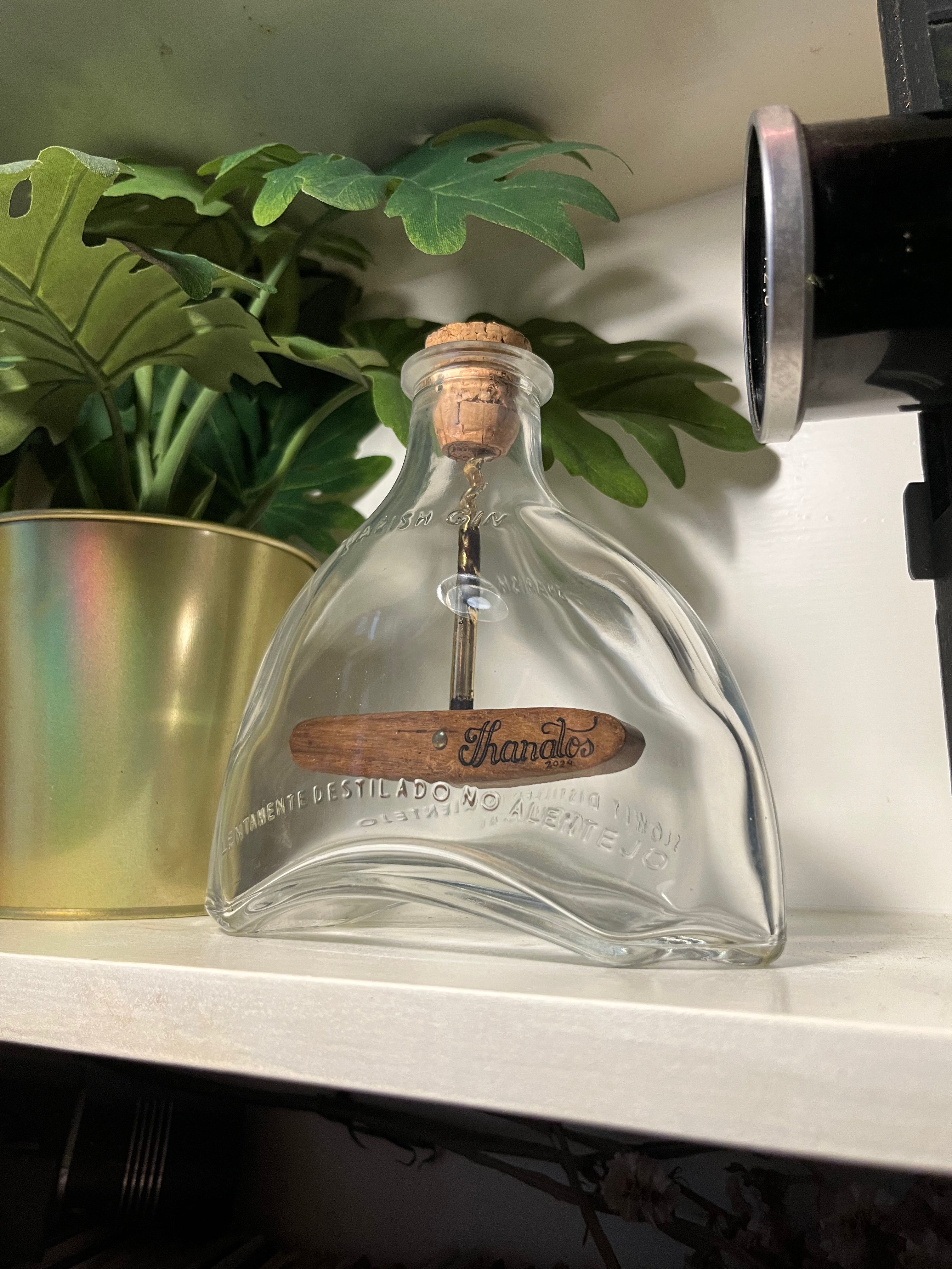 Impossible Bottle, Corkscrew Inside